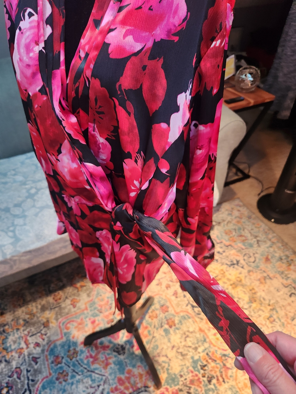 Jones New York Silky Woman Floral Wrap Blouse Black & Pink Like New 1X - Picture 9 of 11